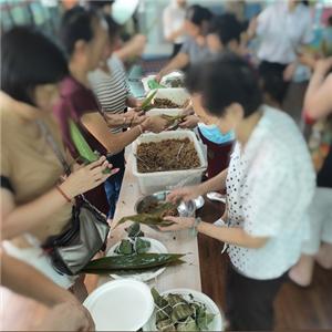 쌀만두를 포장하는 단오절(Dragon Boat Festival) 활동